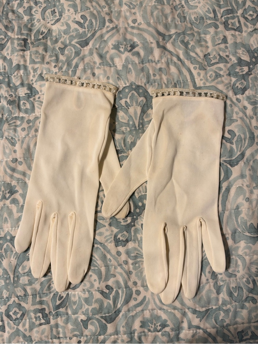 Classic Women's Cream Dress Gloves with crocheted lace trim